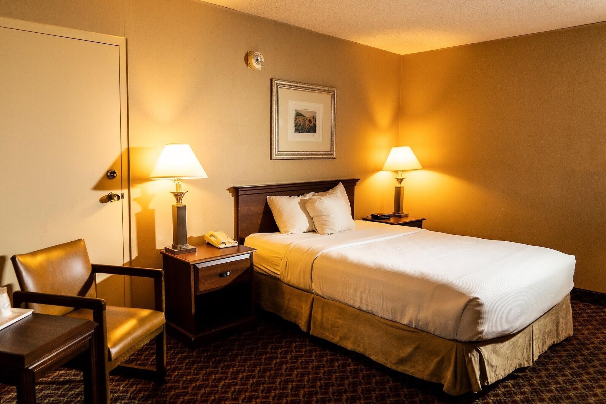 Ramada By Wyndham Topeka Downtown Hotel & Convention Center Exterior photo
