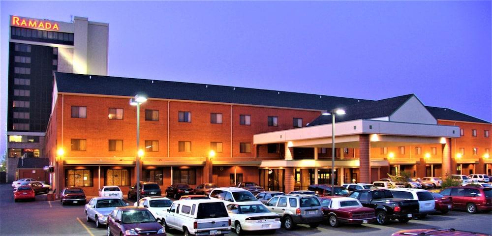 Ramada By Wyndham Topeka Downtown Hotel & Convention Center Exterior photo