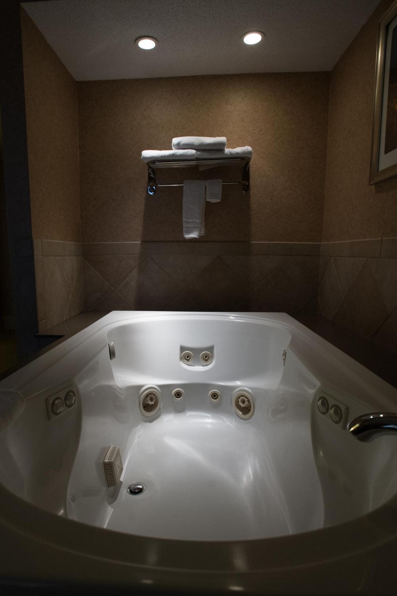 Ramada By Wyndham Topeka Downtown Hotel & Convention Center Room photo