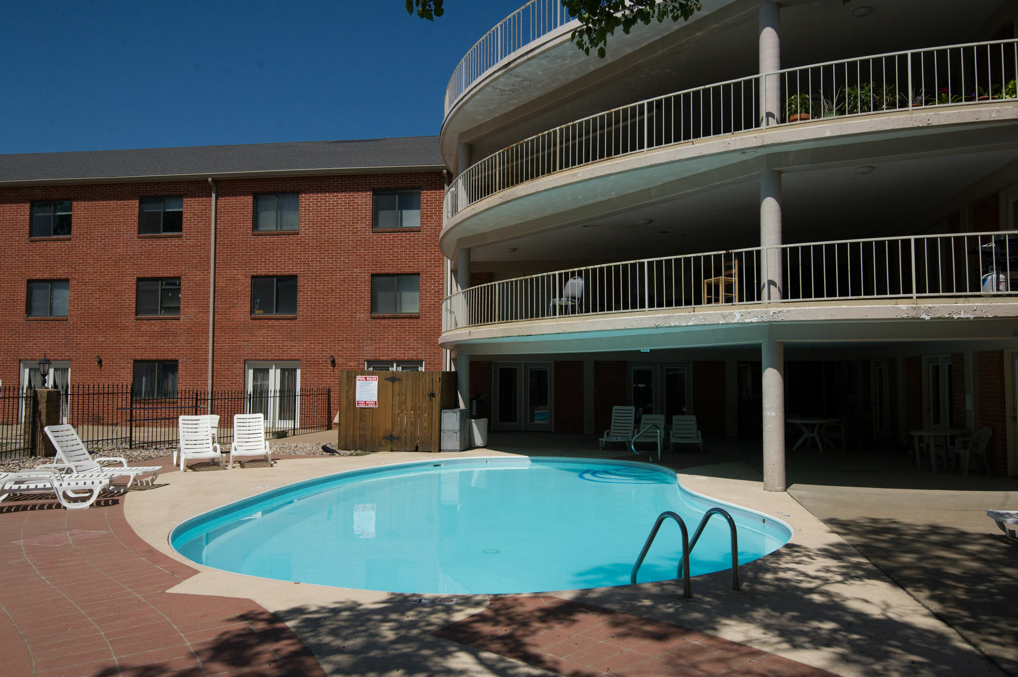 Ramada By Wyndham Topeka Downtown Hotel & Convention Center Exterior photo